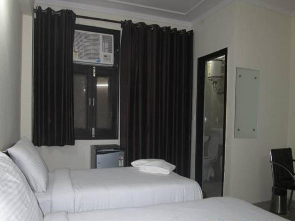 Charanpahari Hotel New Delhi Eksteriør billede