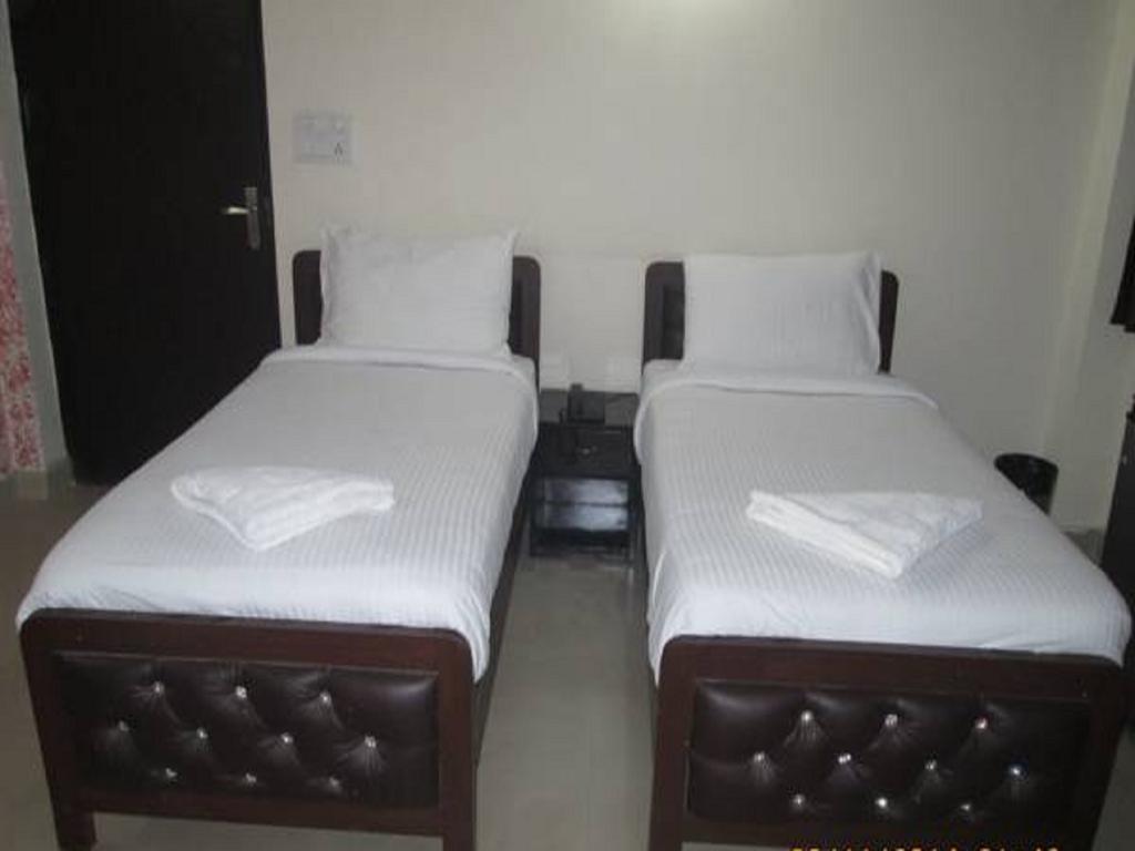 Charanpahari Hotel New Delhi Eksteriør billede