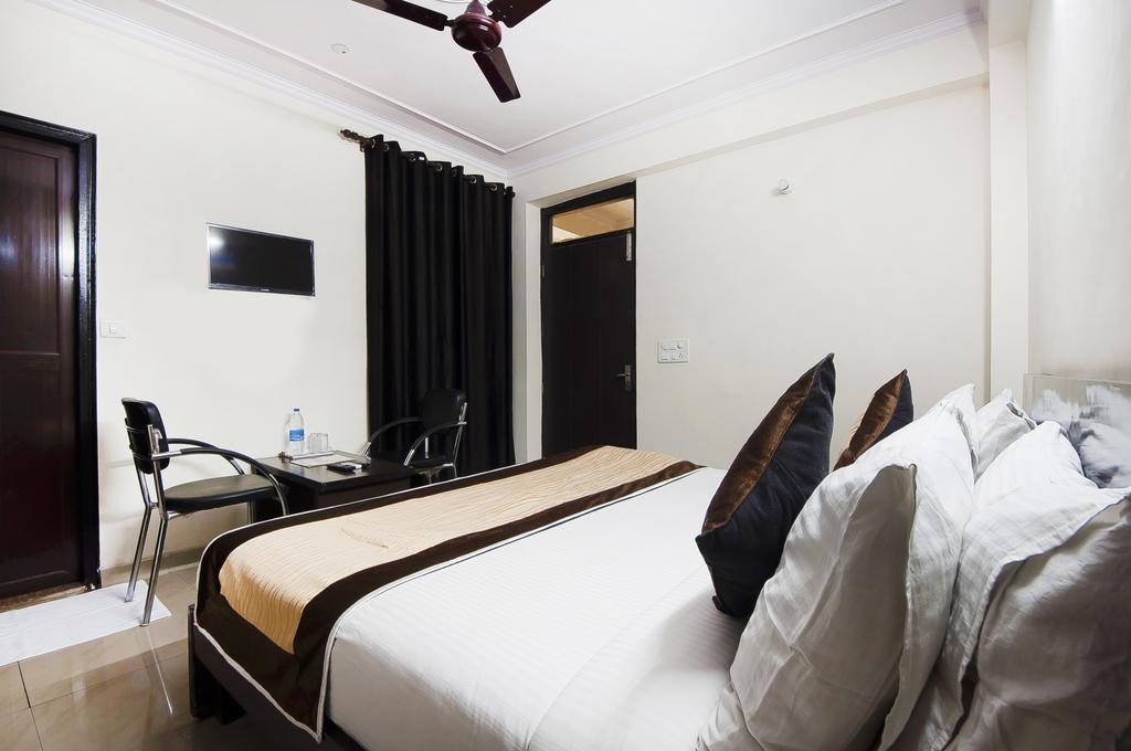 Charanpahari Hotel New Delhi Eksteriør billede