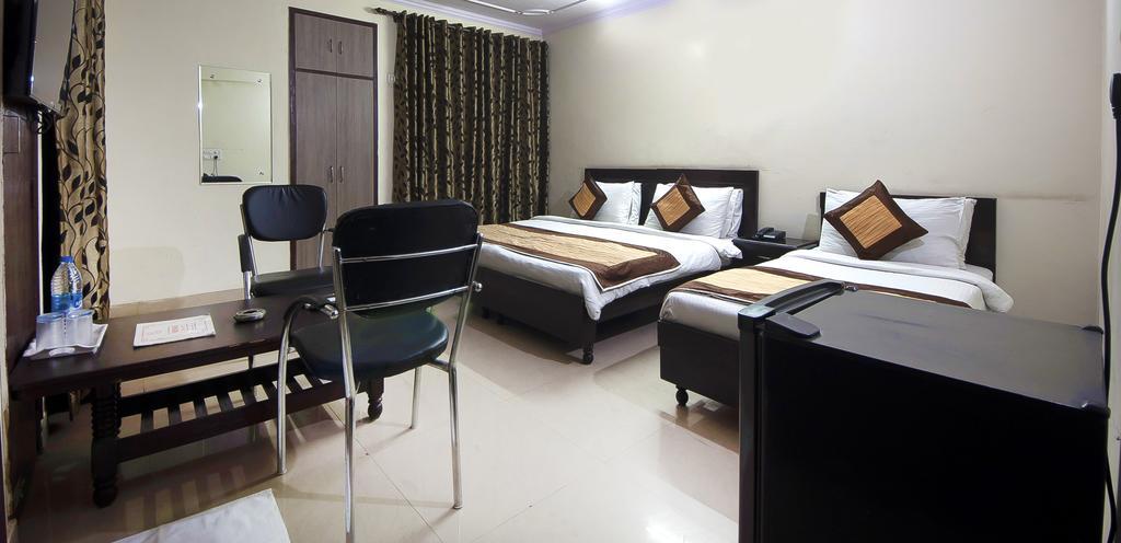 Charanpahari Hotel New Delhi Eksteriør billede