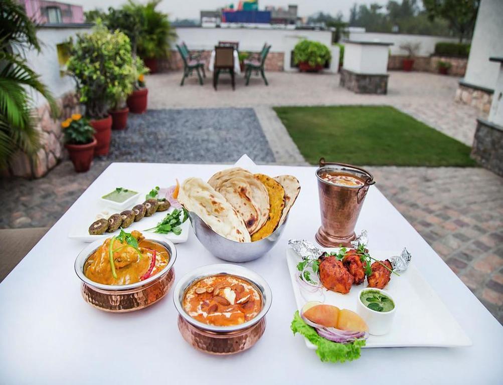 Charanpahari Hotel New Delhi Eksteriør billede