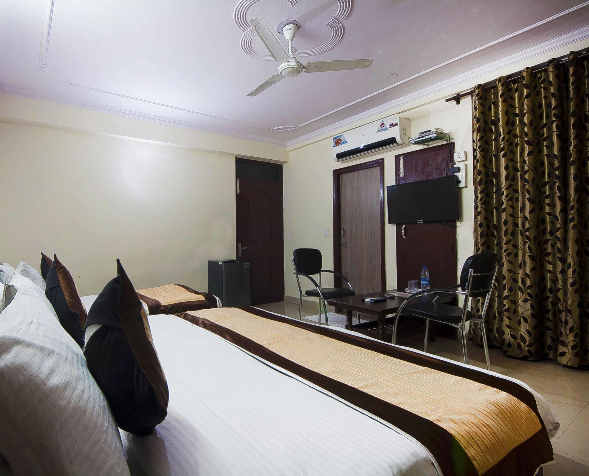 Charanpahari Hotel New Delhi Eksteriør billede
