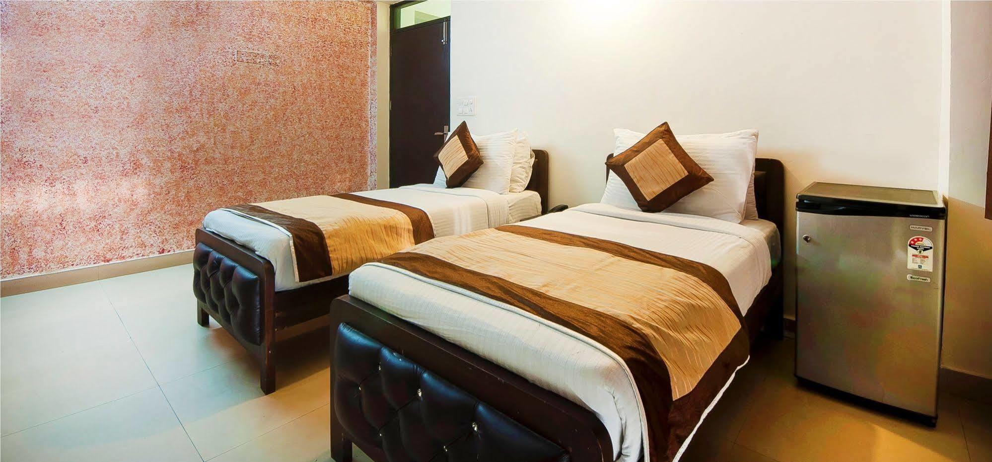 Charanpahari Hotel New Delhi Eksteriør billede