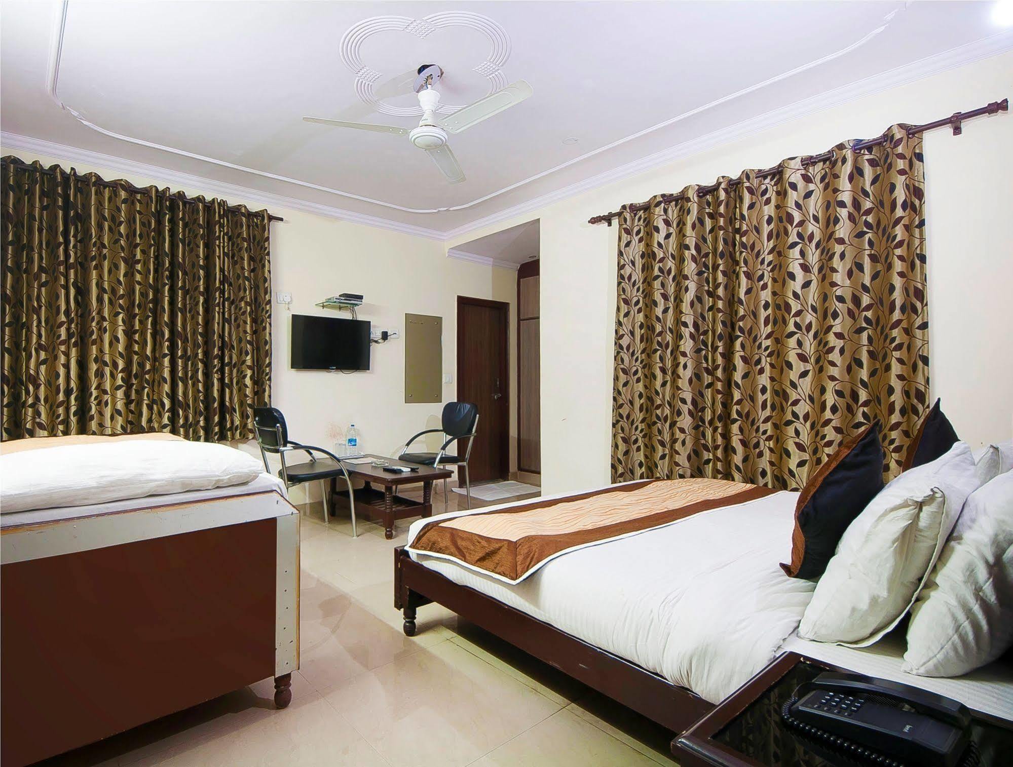 Charanpahari Hotel New Delhi Eksteriør billede