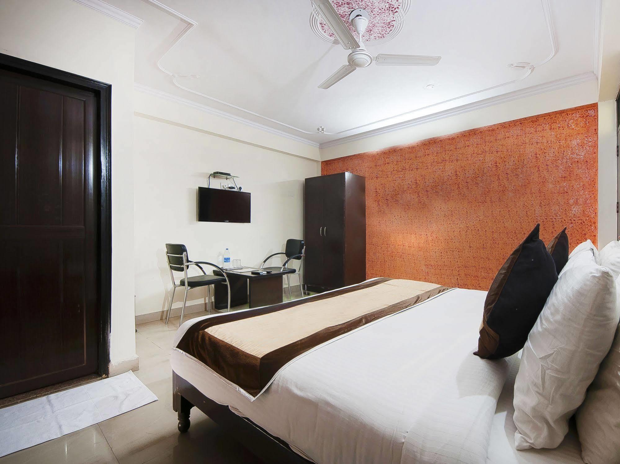 Charanpahari Hotel New Delhi Eksteriør billede