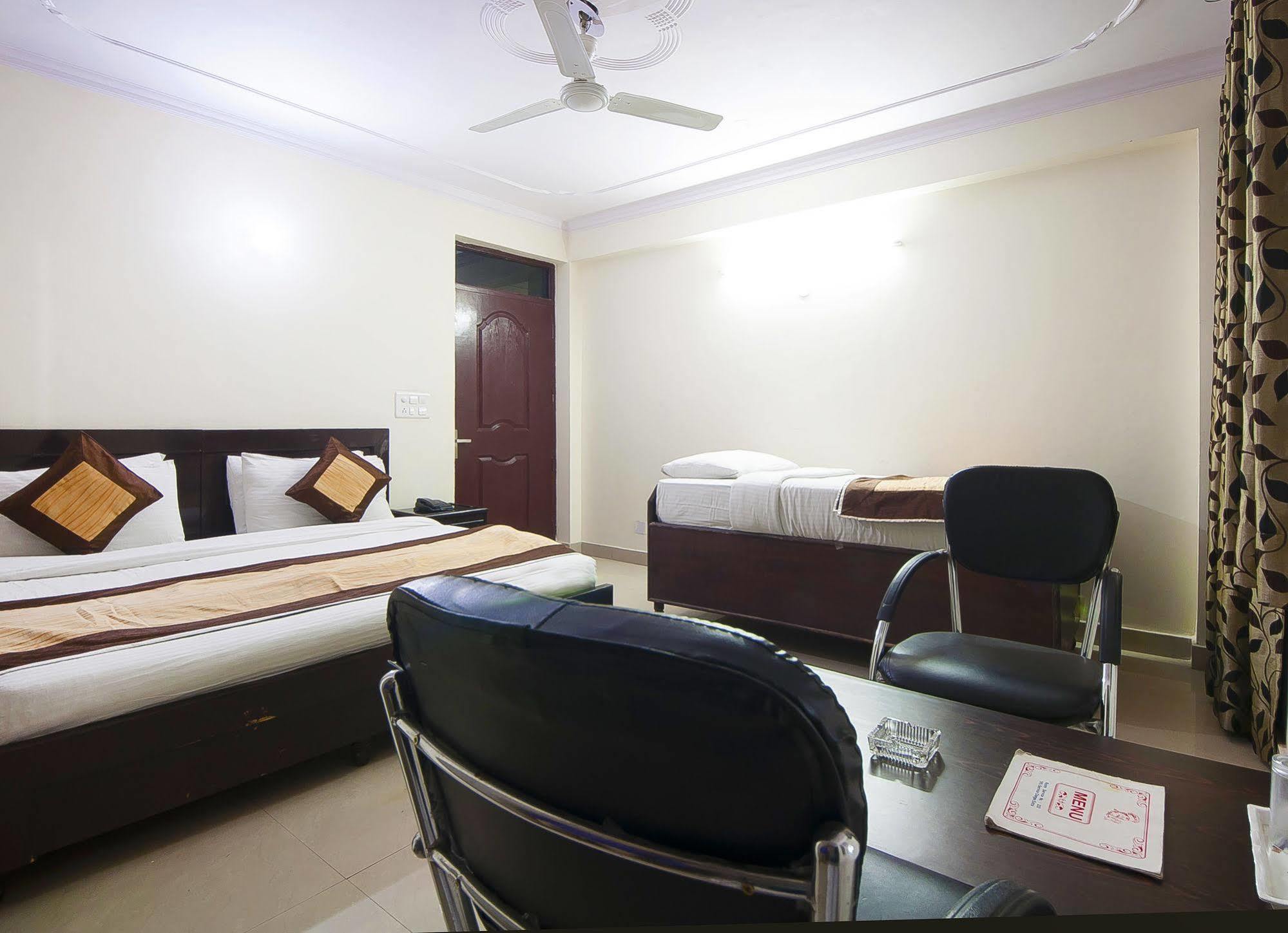 Charanpahari Hotel New Delhi Eksteriør billede