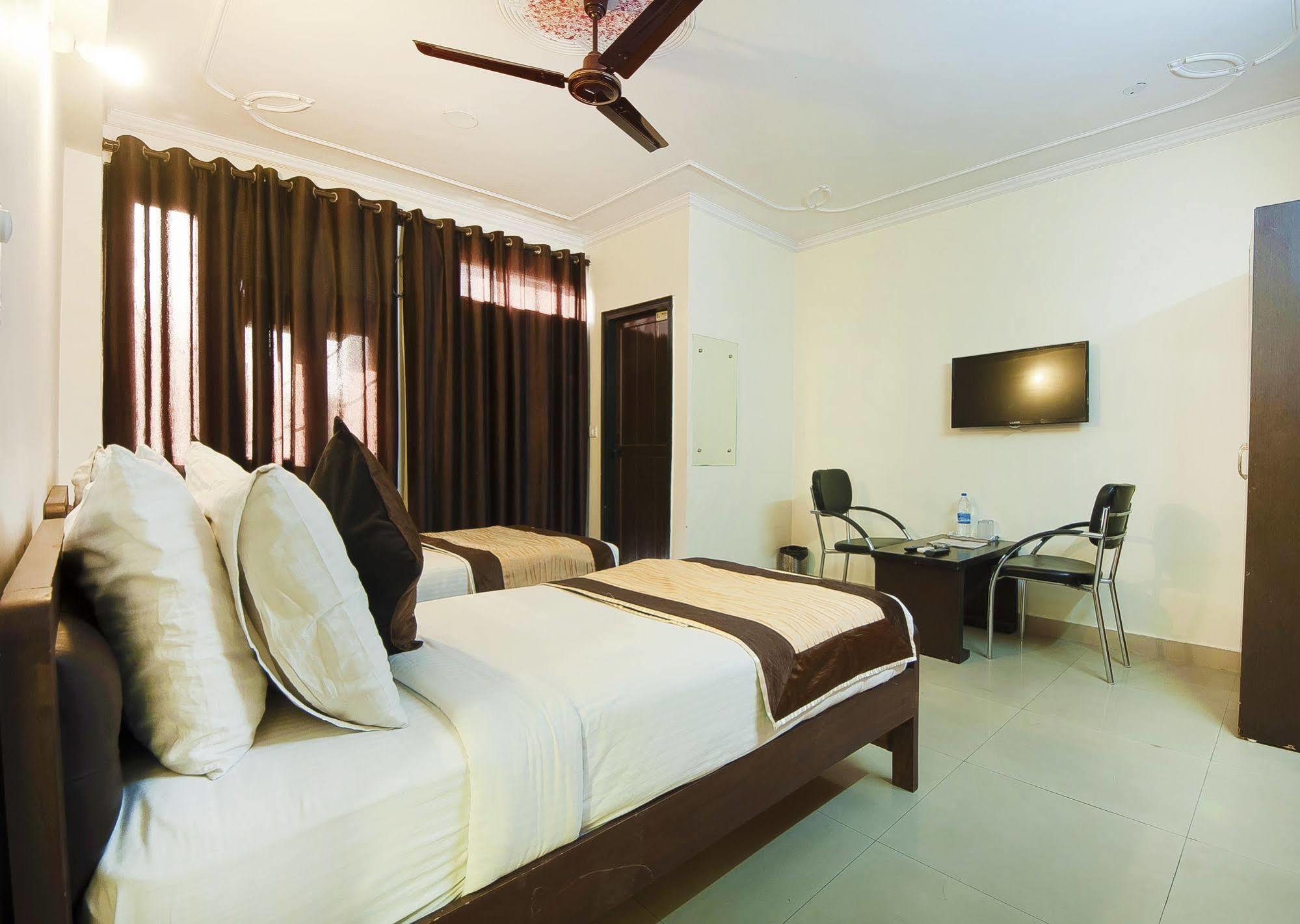 Charanpahari Hotel New Delhi Eksteriør billede