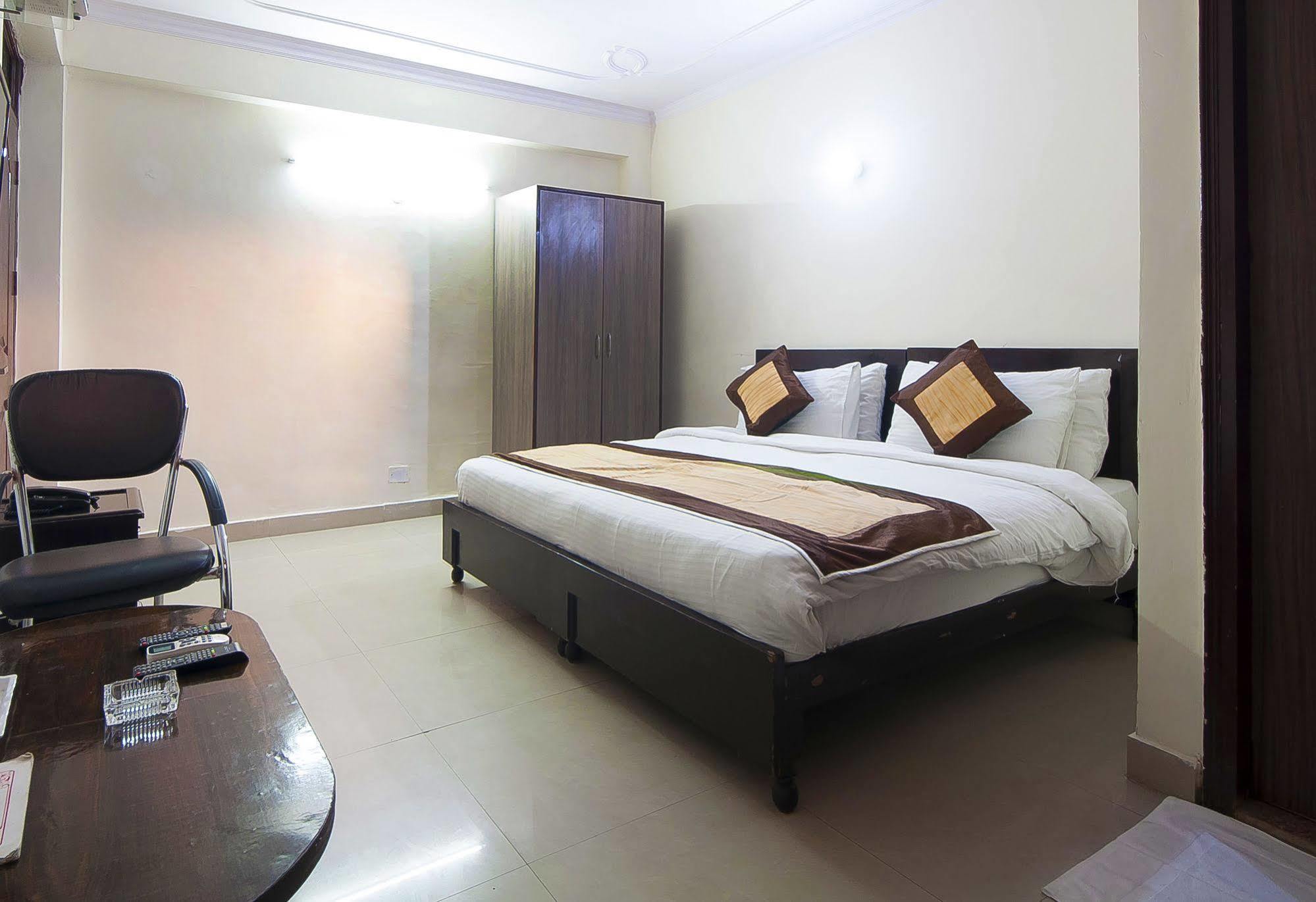 Charanpahari Hotel New Delhi Eksteriør billede
