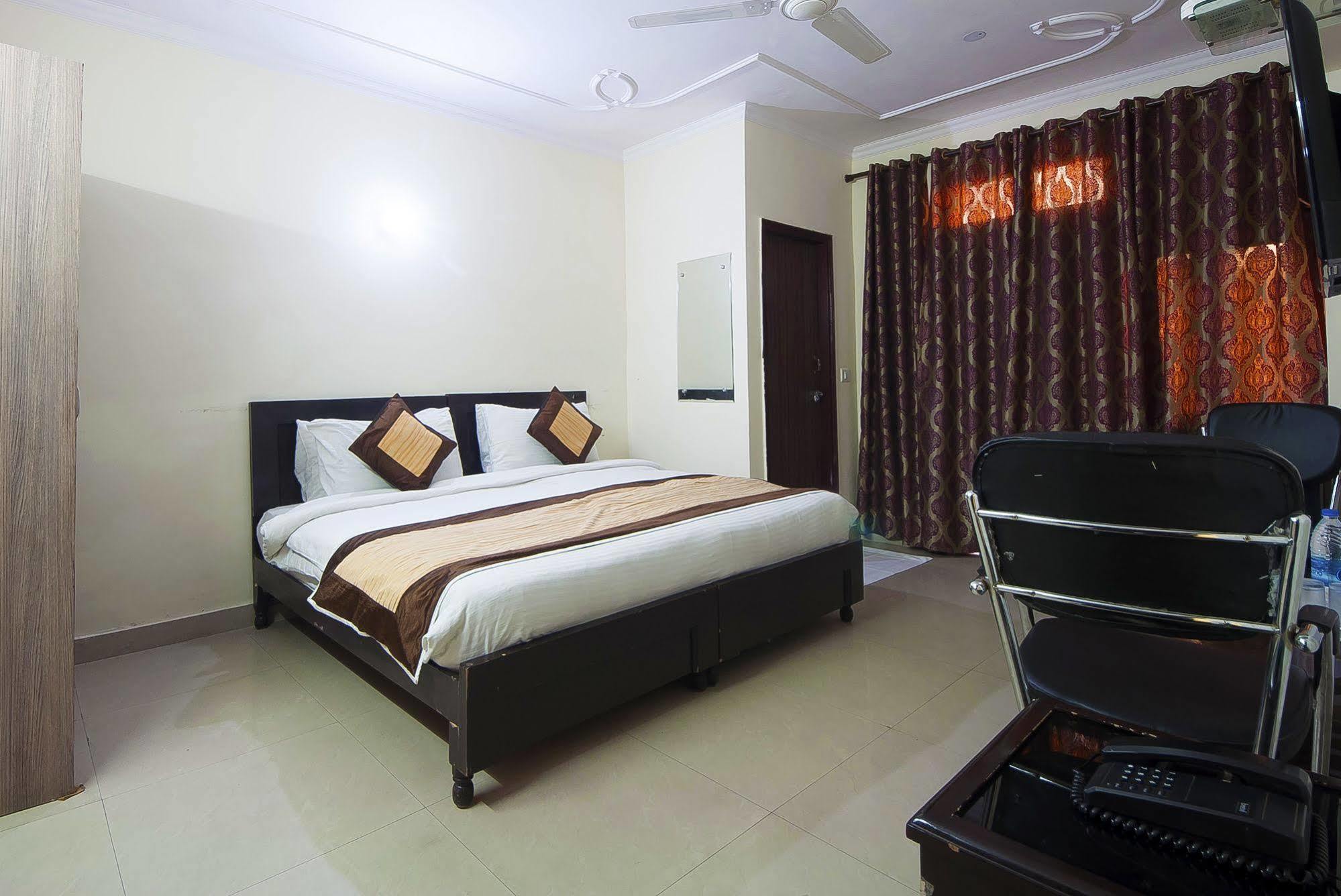 Charanpahari Hotel New Delhi Eksteriør billede