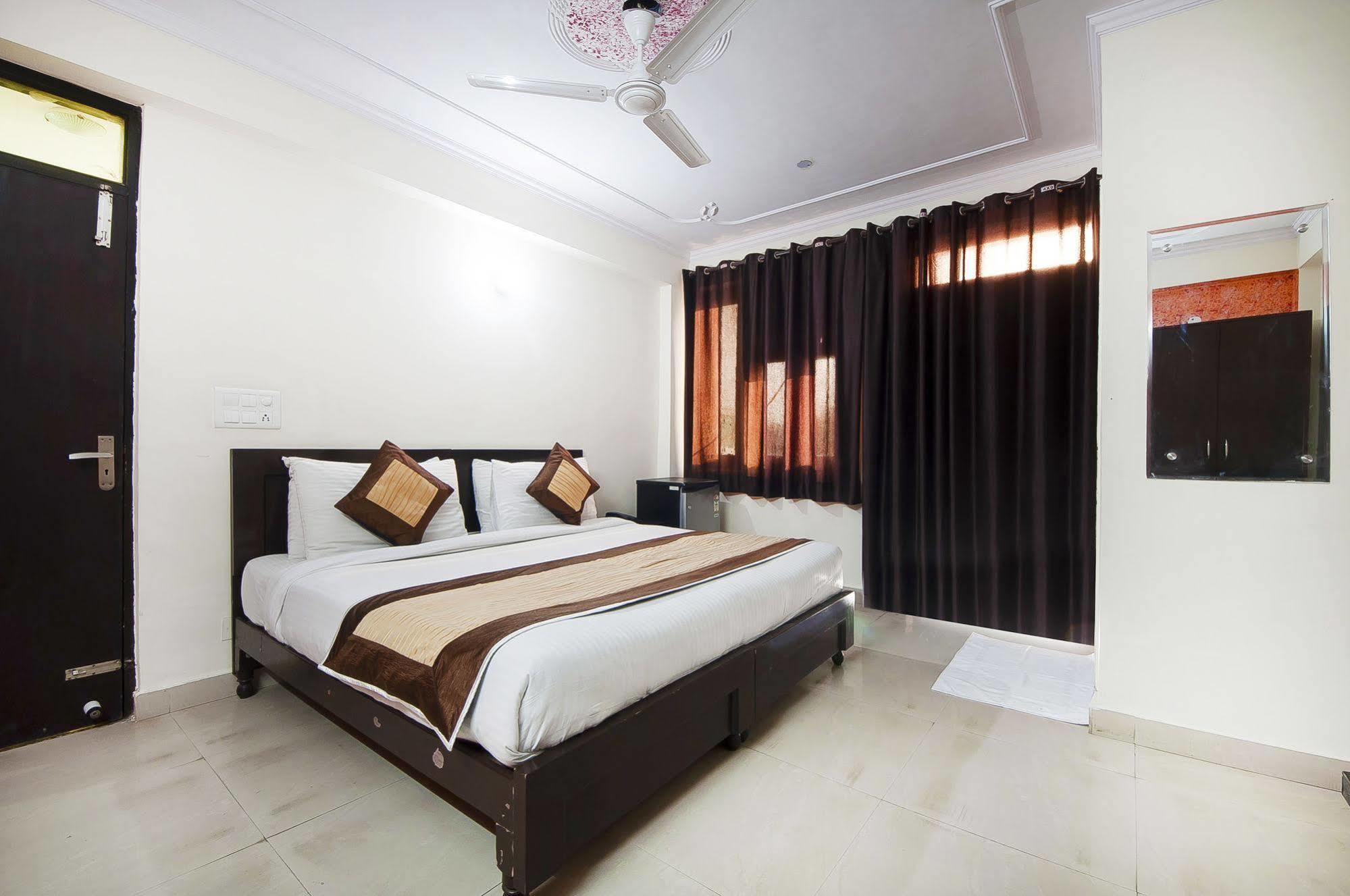 Charanpahari Hotel New Delhi Eksteriør billede