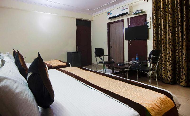 Charanpahari Hotel New Delhi Eksteriør billede