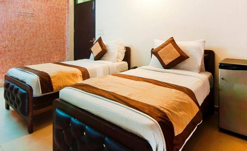Charanpahari Hotel New Delhi Eksteriør billede