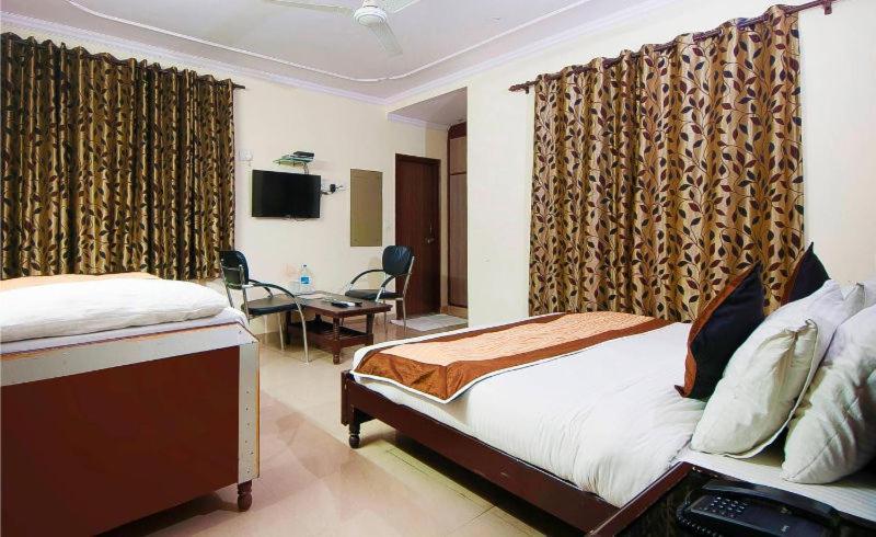 Charanpahari Hotel New Delhi Eksteriør billede