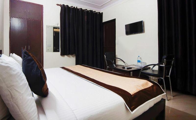 Charanpahari Hotel New Delhi Eksteriør billede